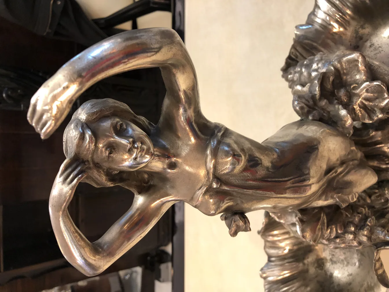 centre de table ancien décoratif avec figure sculptée et fleurs