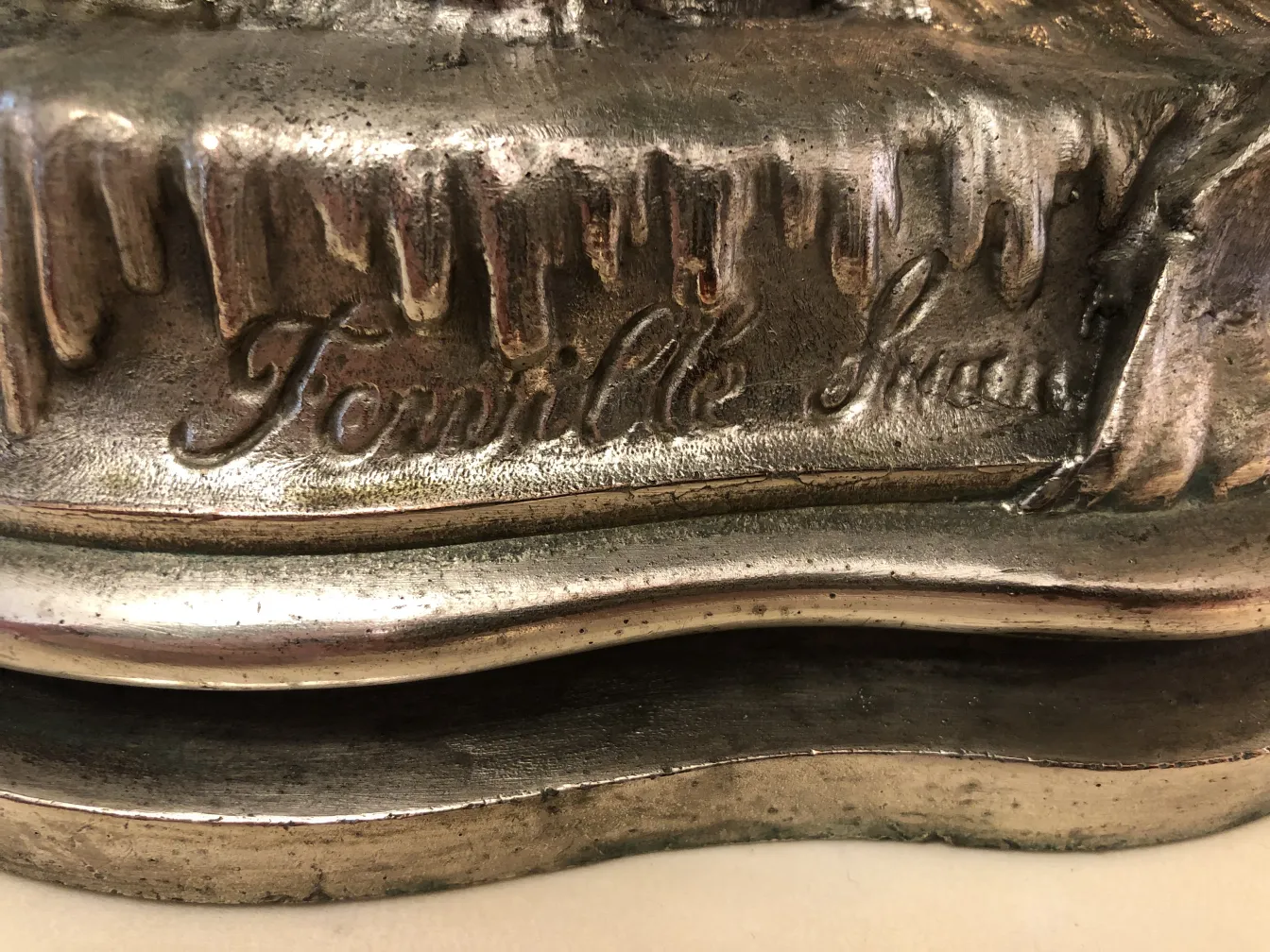 Антикварный центр стола с орнаментами, металлическая отделка, на фоне винтажного окружения