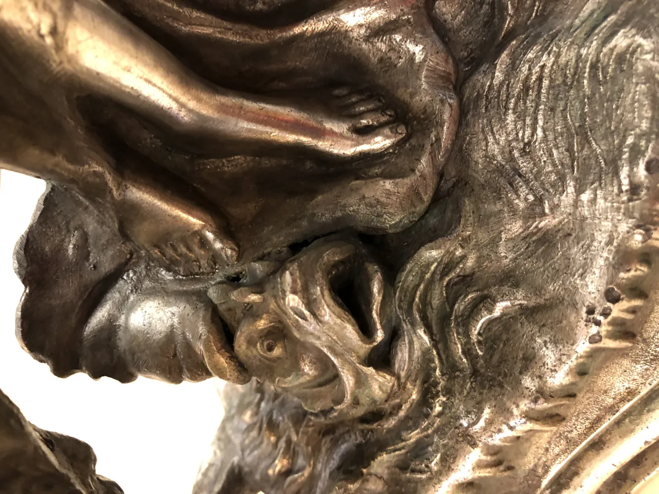 centrotavola antico con motivi decorativi sopra