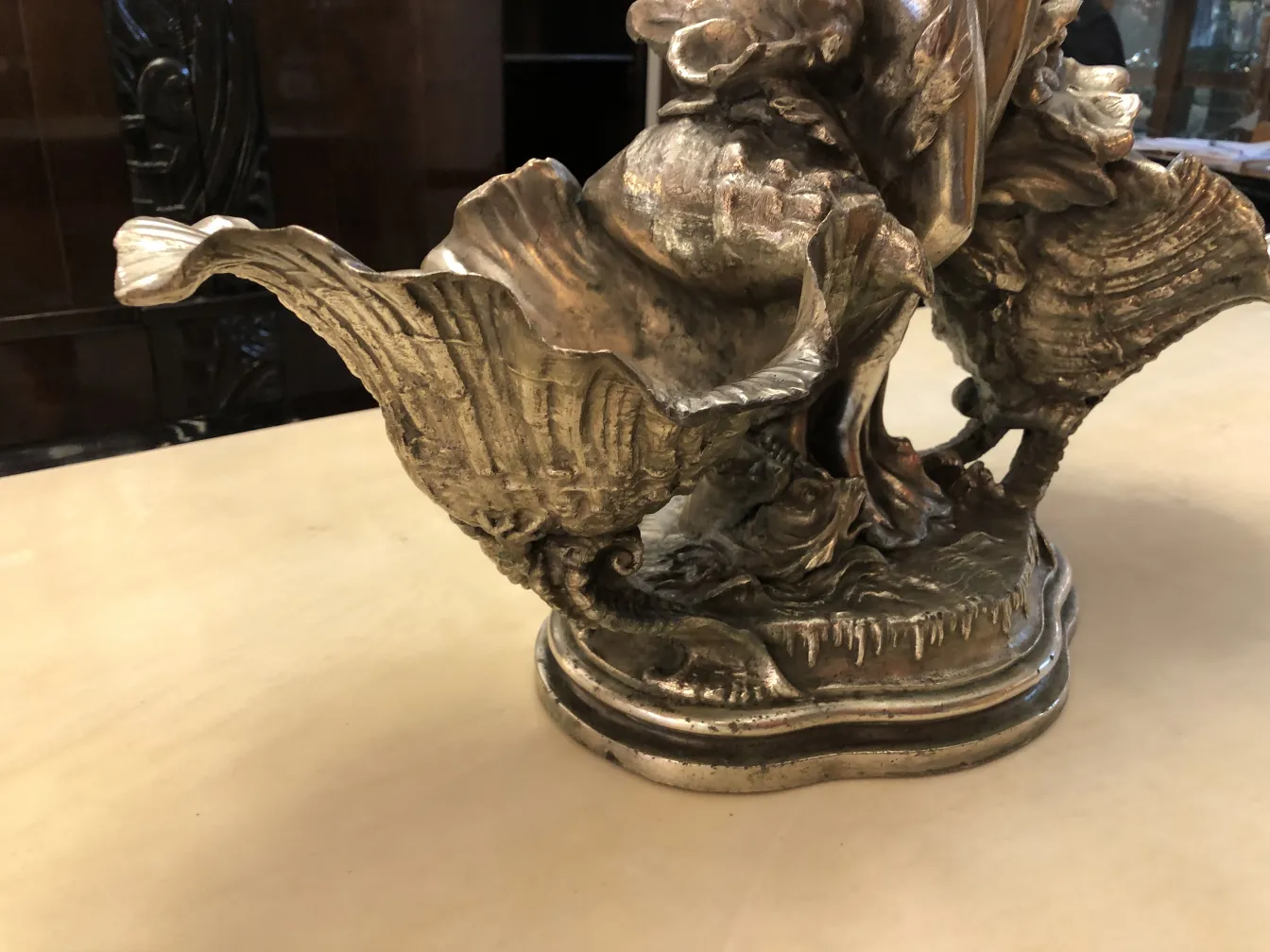 centro de mesa antigo com detalhes decorativos e forma elegante