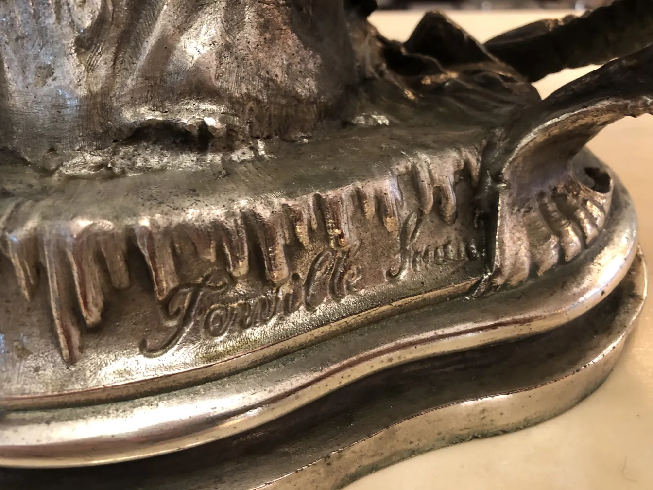 centrotavola antico con dettagli decorativi, ambiente elegante