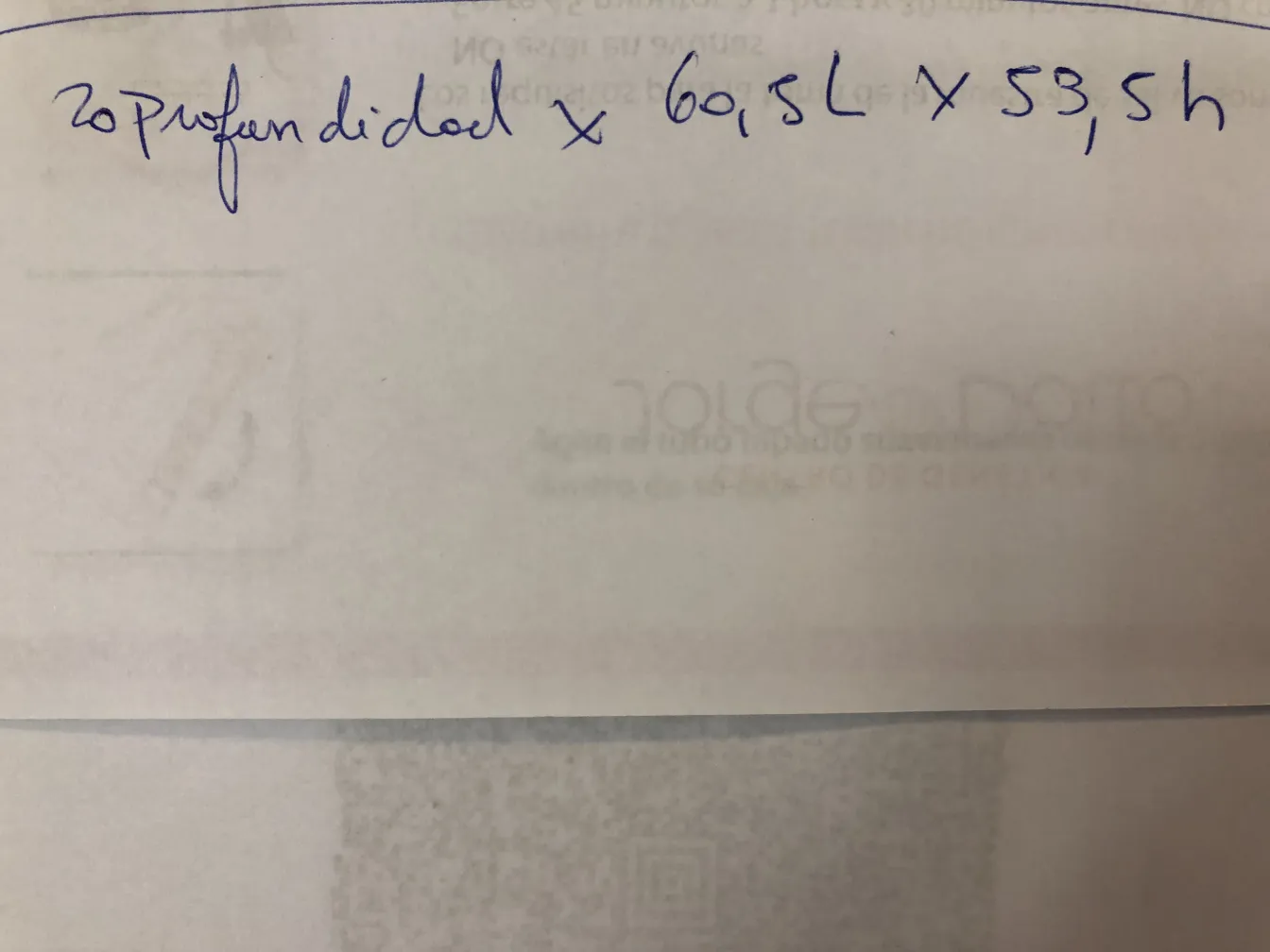 антикварная jardinera с элегантным украшением на белом фоне