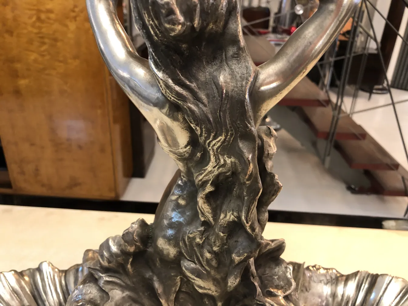 antiker blumentopf mit weiblicher figur und dekorativen details