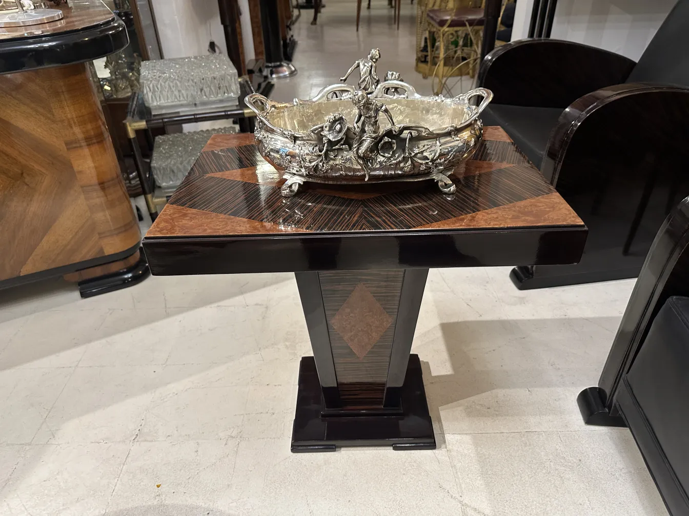 centrotavola antico decorativo con dettagli intricati