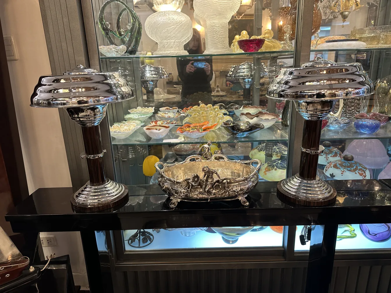 ein antiker blumentopf mit kunstvollem design und eleganter form