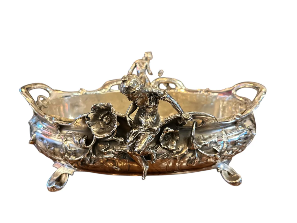 antiker blumentopf mit dekorativen figuren und blumen