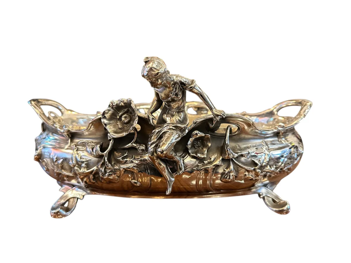 Centrotavola antico con figura, decorato con fiori.