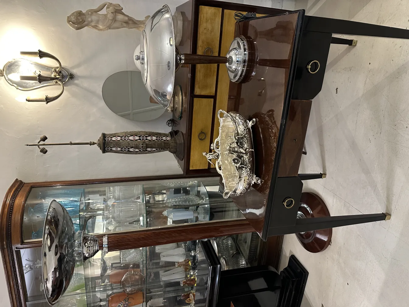 装飾的な古いセンターピースがエレガントなテーブルの上にある