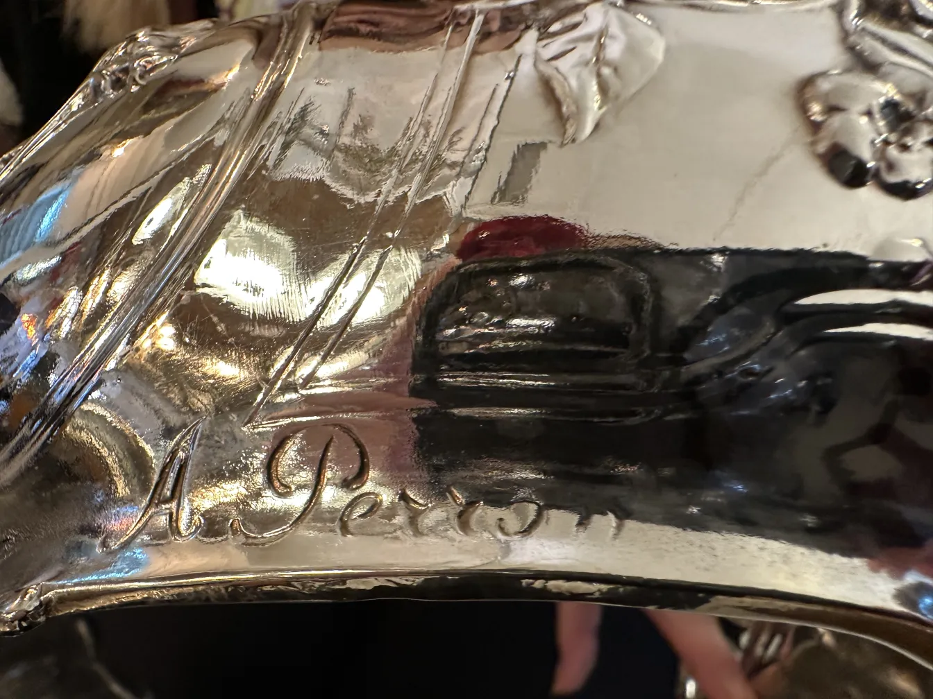 장식 문구와 우아한 세부사항이 있는 고전적인 중앙부 장식