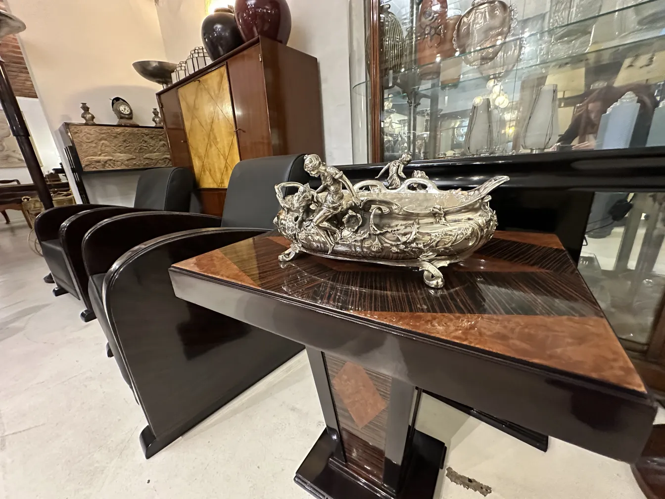 centrotavola antico decorativo su tavolo, stile elegante