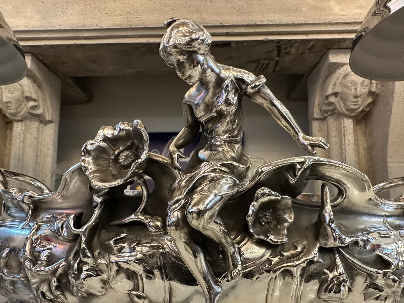 centrotavola antico con decorazioni floreali e figura femminile