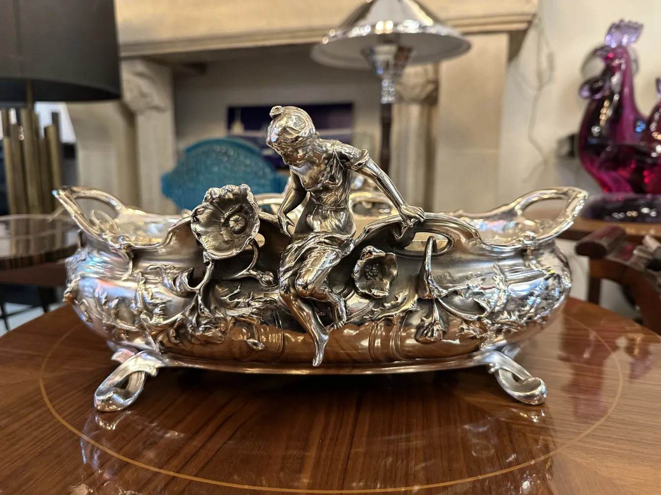 Centro de mesa antigo com figura em relevo, ideal para decoração.