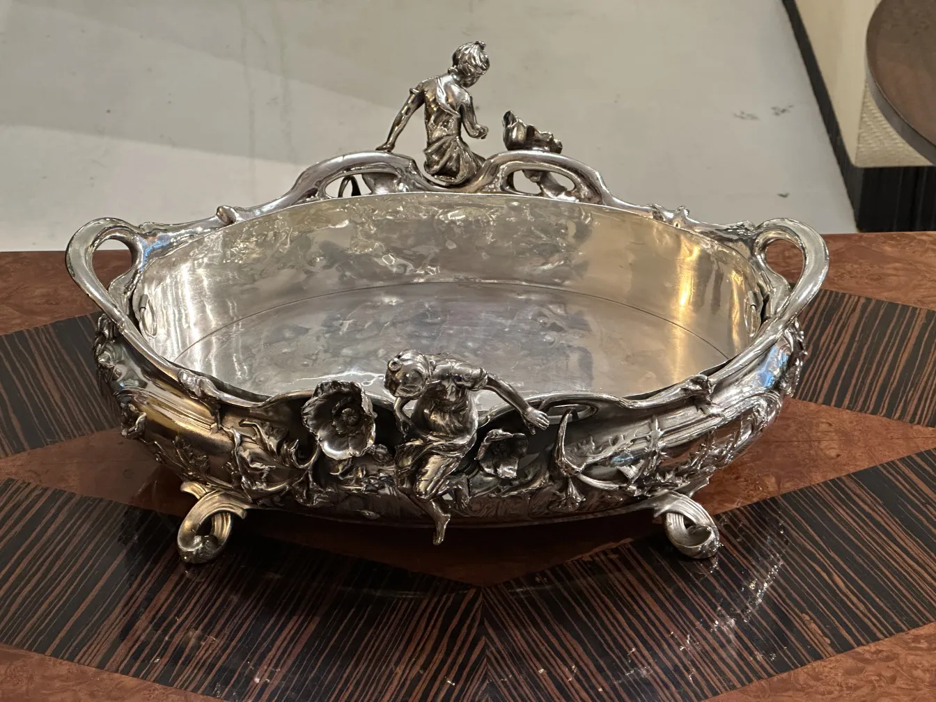 centro de mesa antigo com figuras decorativas e flores