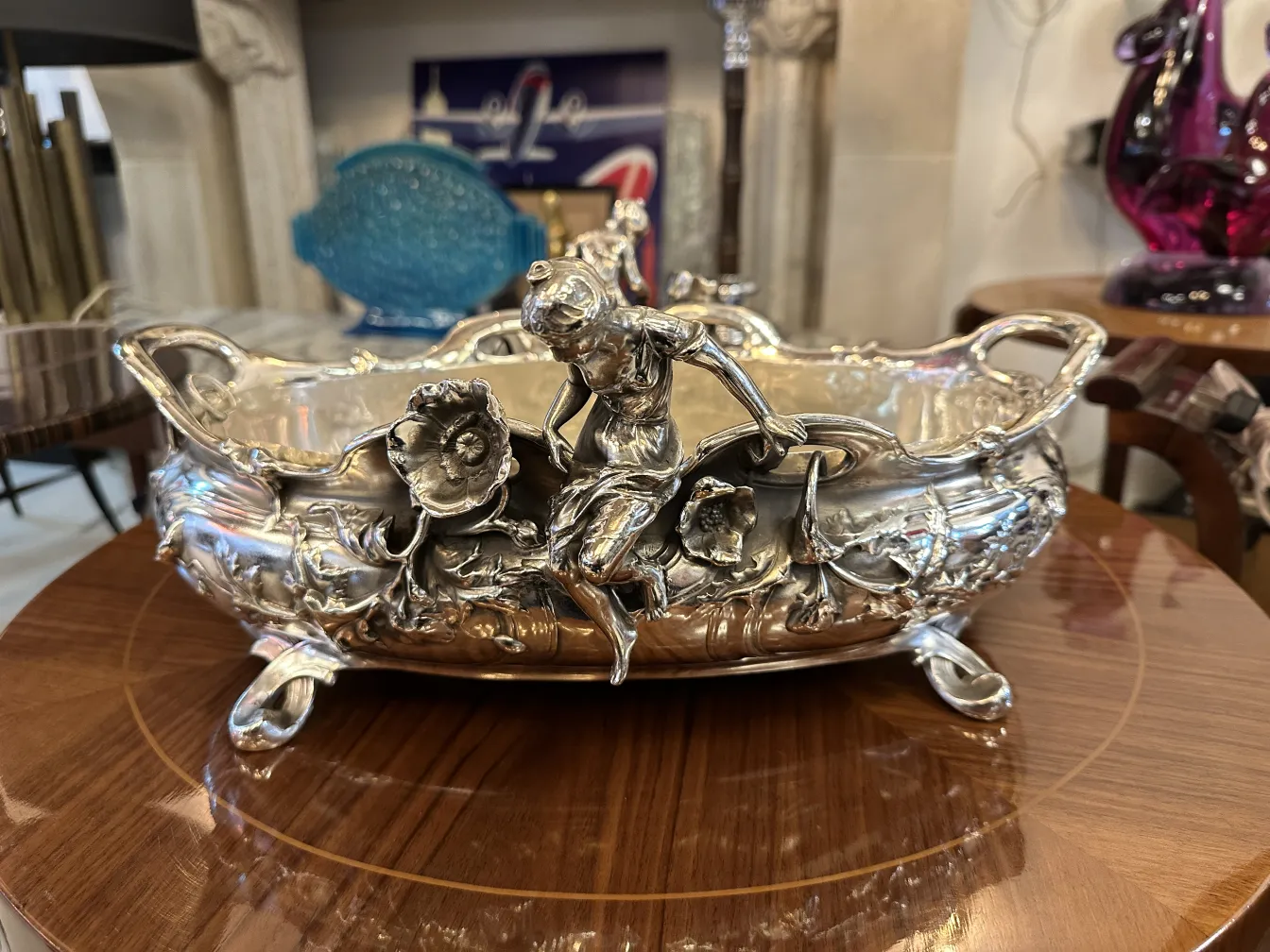 꽃 장식이 있는 고대 중앙부 장식, 우아한 환경