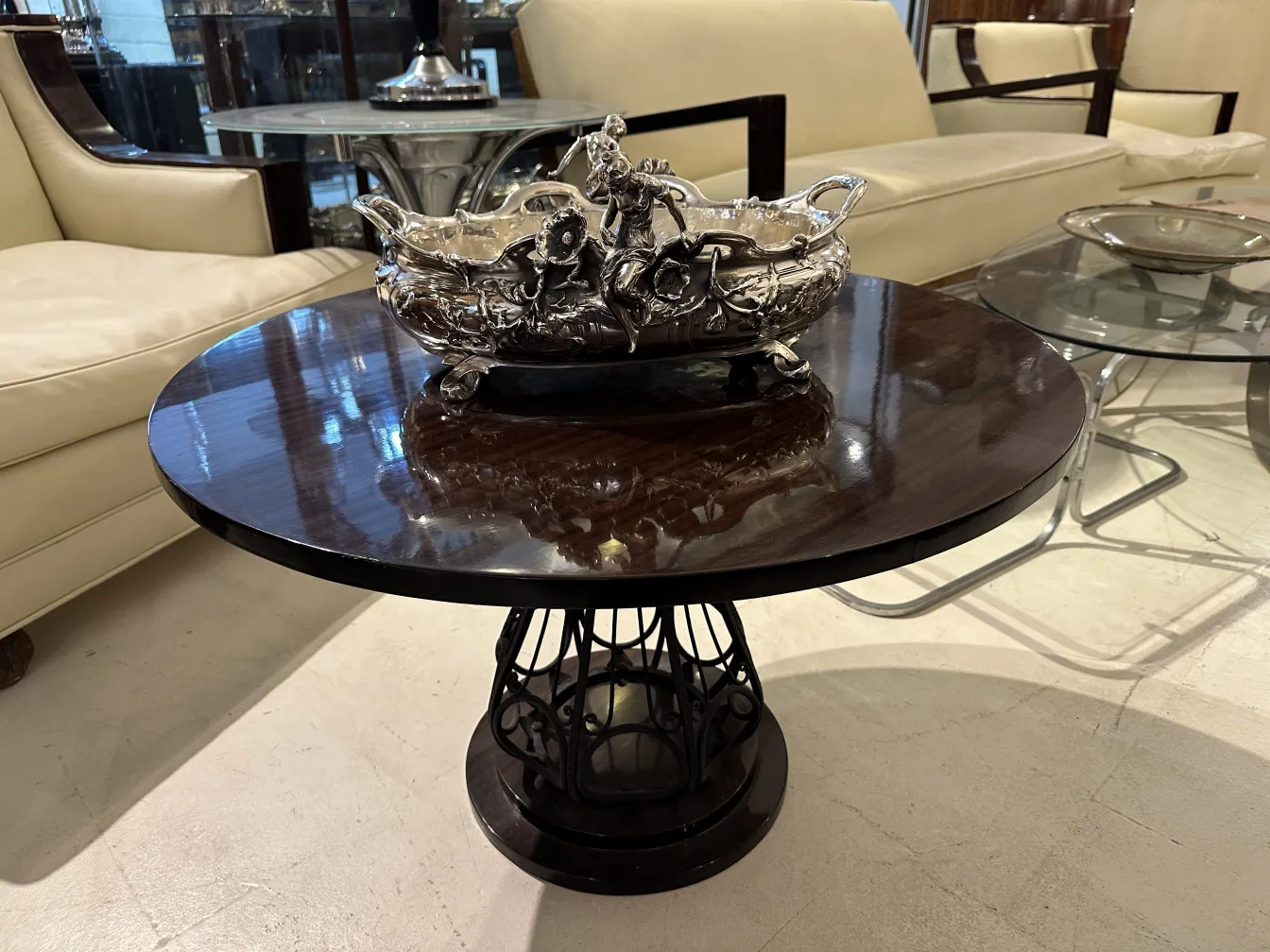 centro de mesa antigo com detalhes decorativos