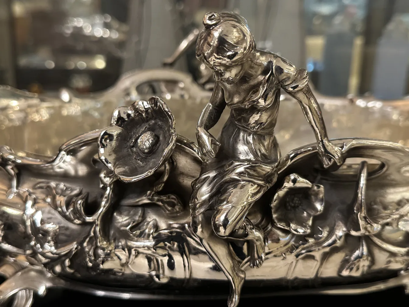 centre de table ancien avec fleurs et figure en relief