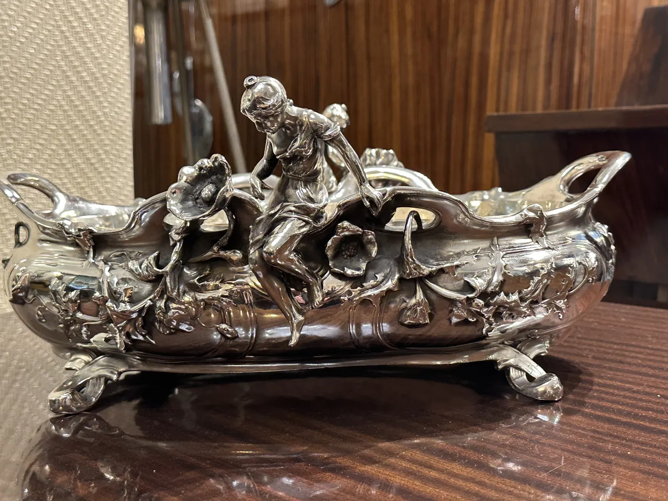 花を飾ったアンティークセンターピース