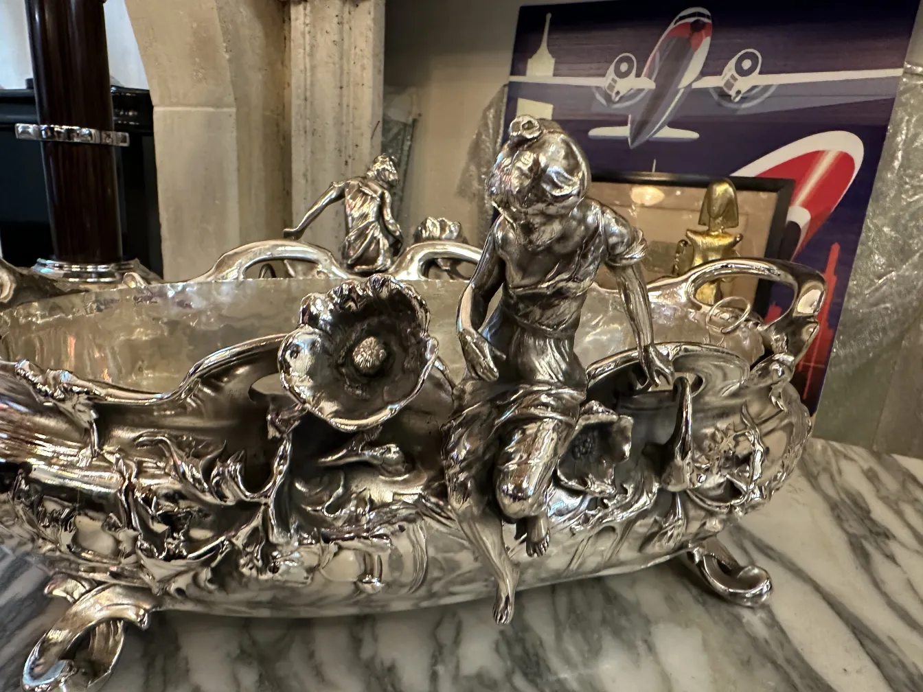 قطع مركزية للطاولة القديمة مزينة بالشخصيات والزهور