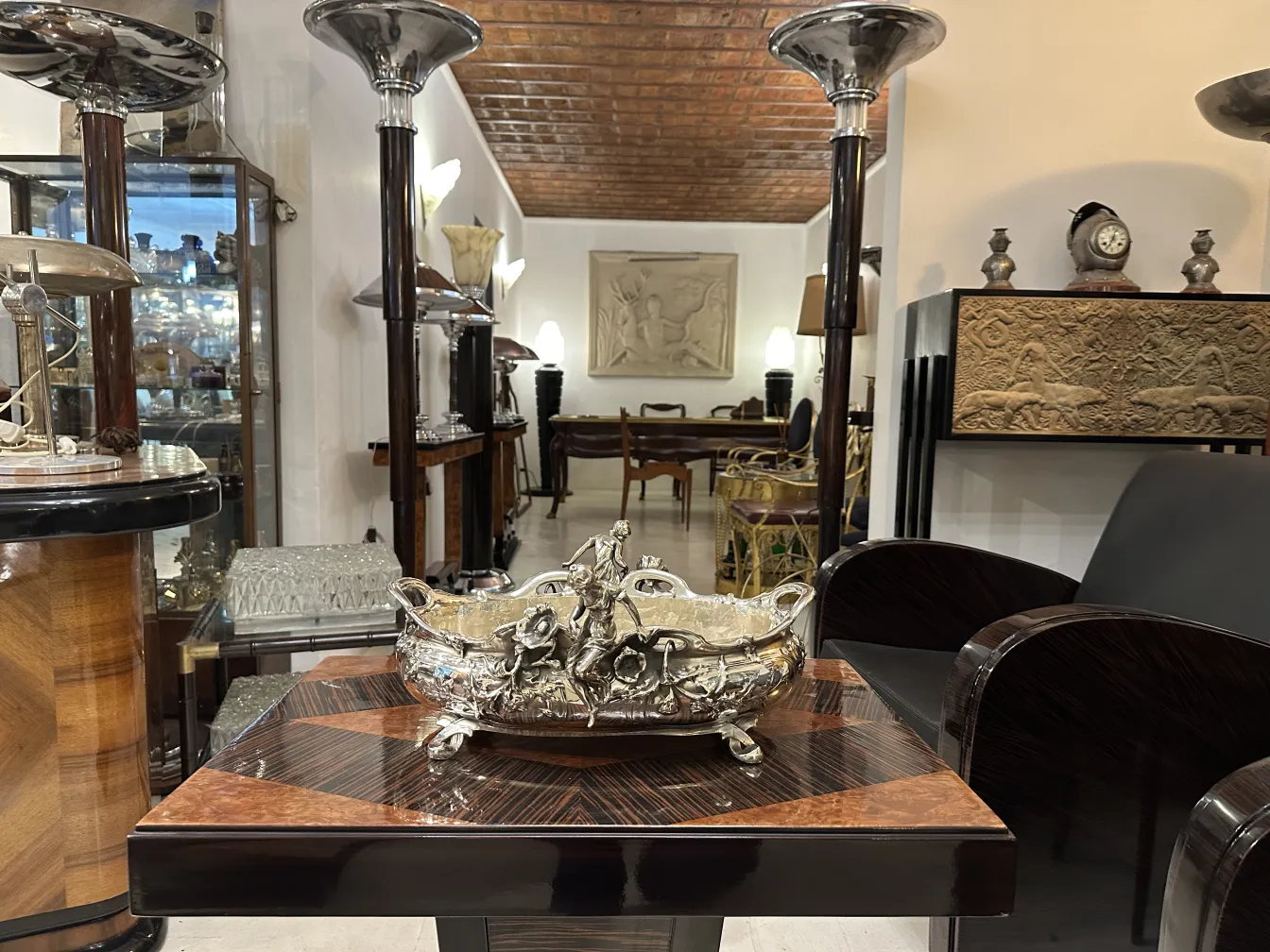 centrotavola antico decorativo con dettagli elaborati