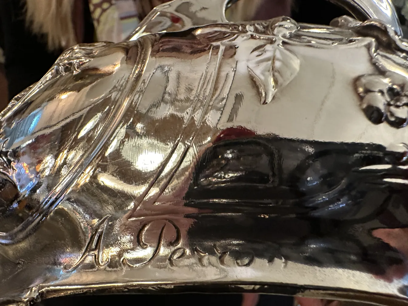 centro de mesa antigo com detalhes decorativos elegantes