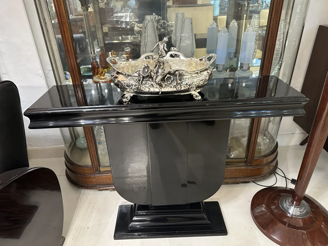 centro de mesa antigo decorativo em mesa preta, ambiente elegante