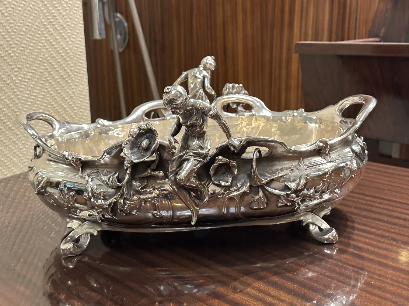 centrotavola antico in metallo con figure e decorazioni floreali