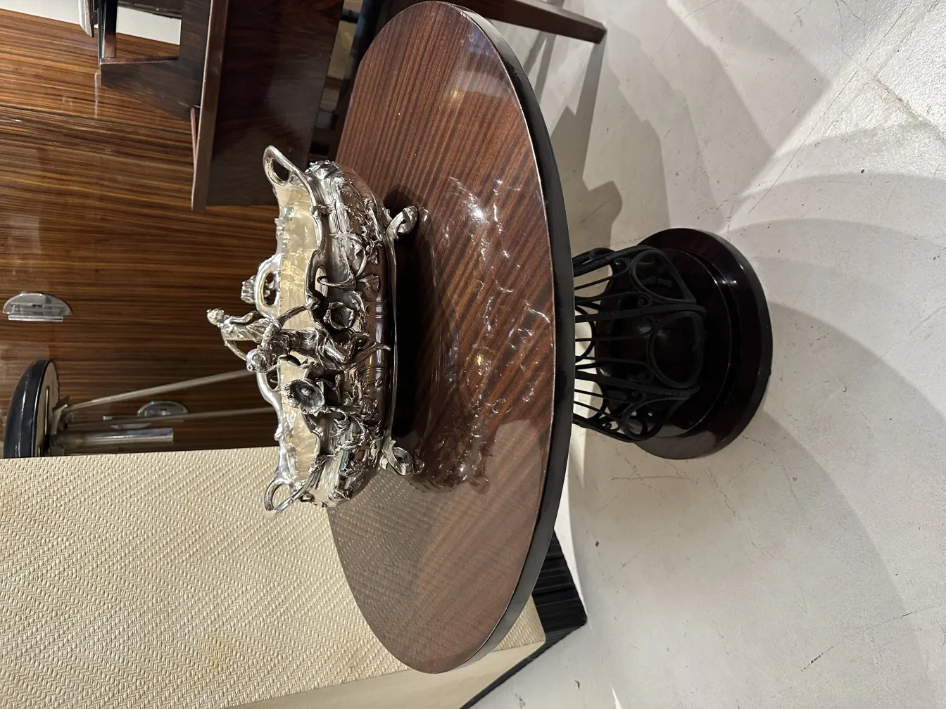 centro de mesa antigo com detalhes figurativos em um ambiente elegante