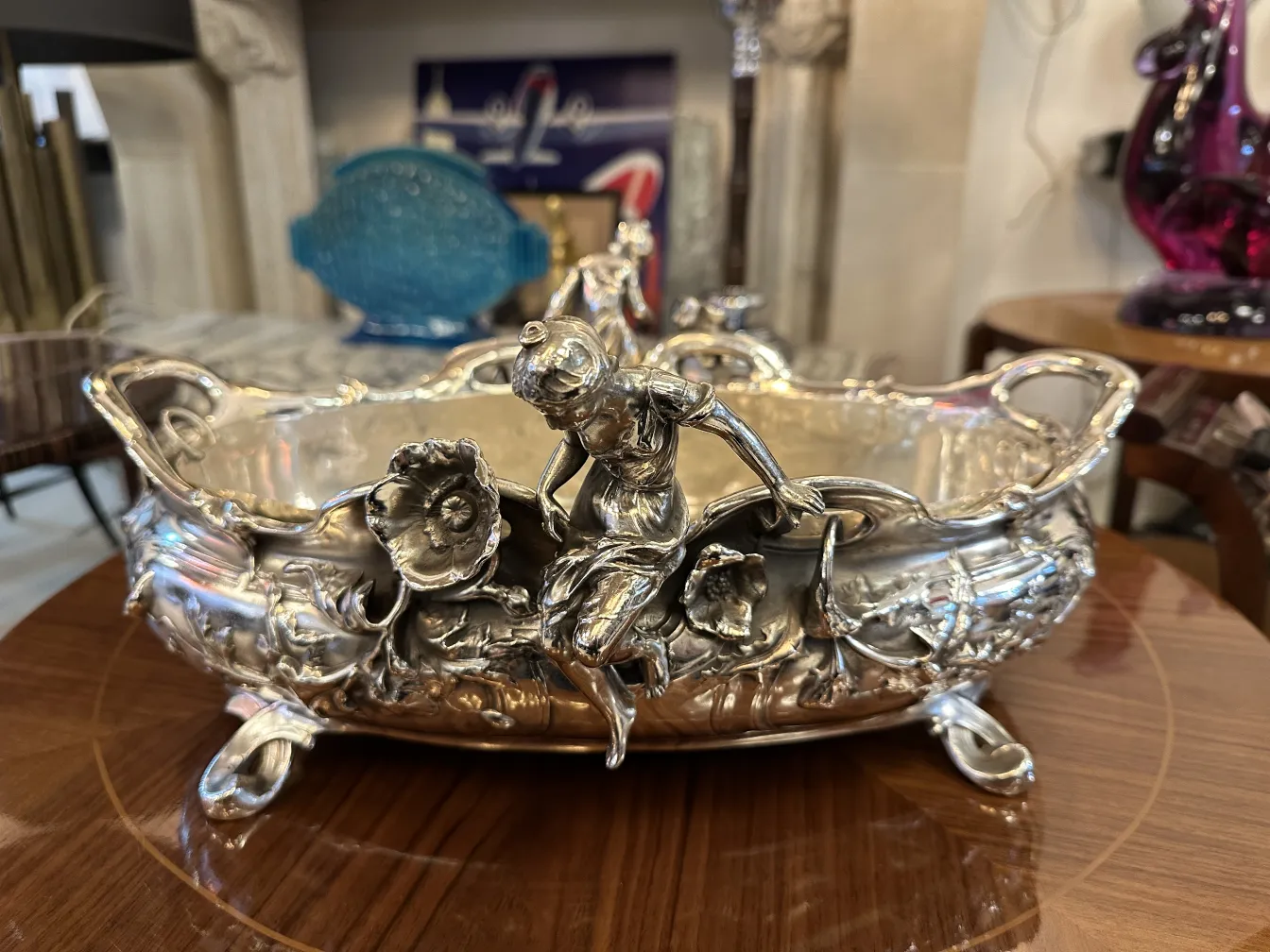 centrotavola antico decorativo con fiori in rilievo e base elegante, perfetto per tavoli