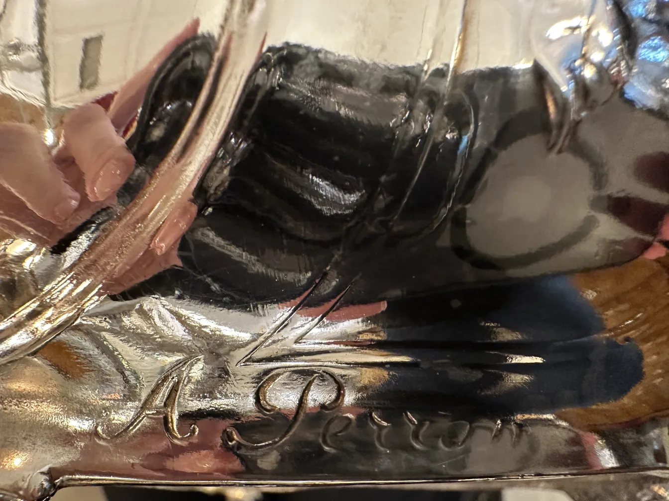 antiker blumentopf mit elegantem dekorativem design