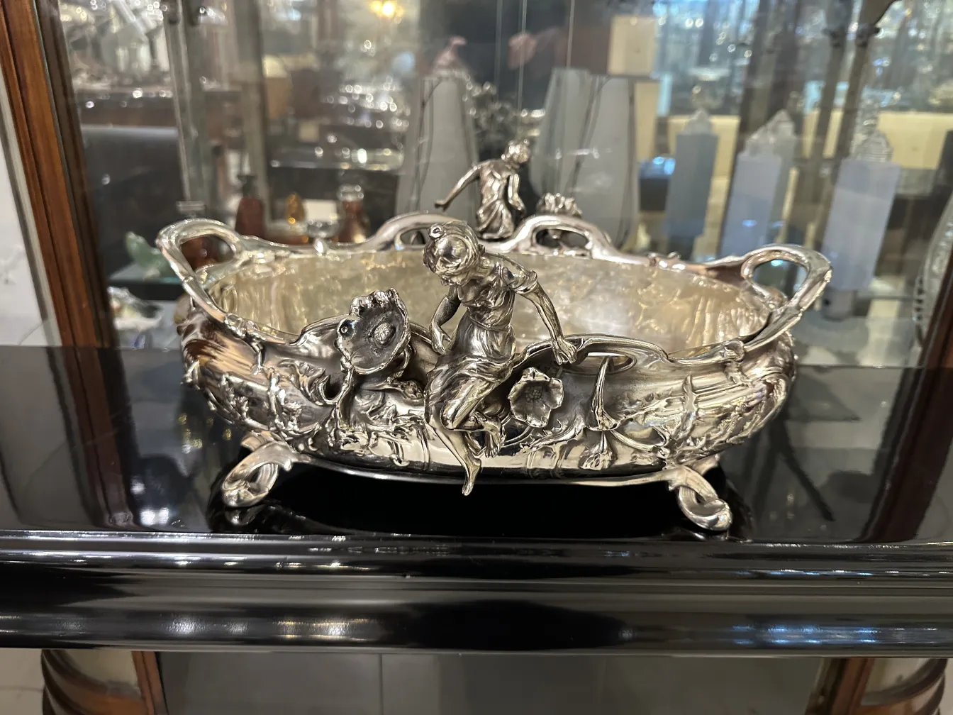 centrotavola antico con dettagli ornamentali e figure