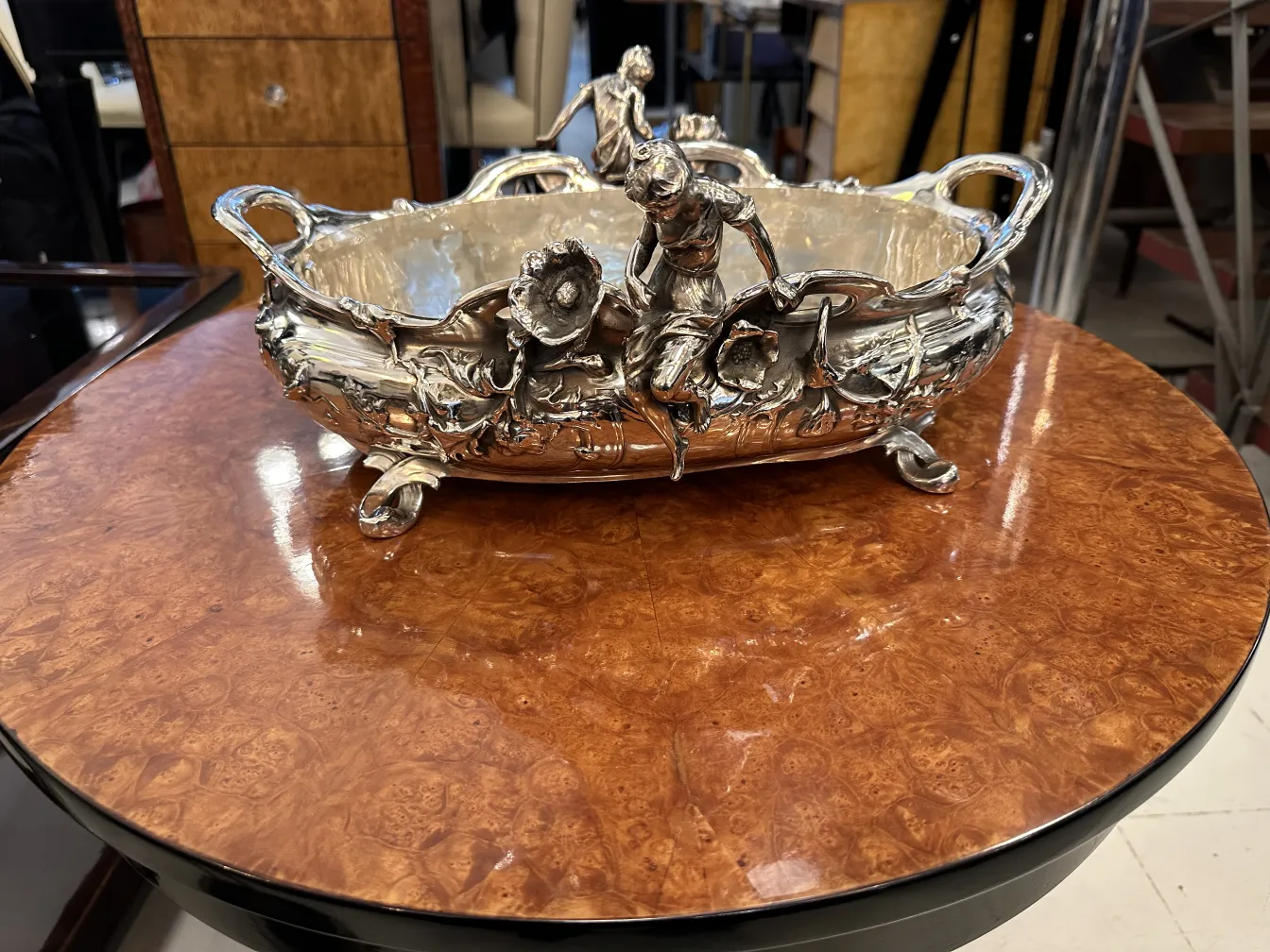 jardinera antigua con detalles florales y figura en bronce