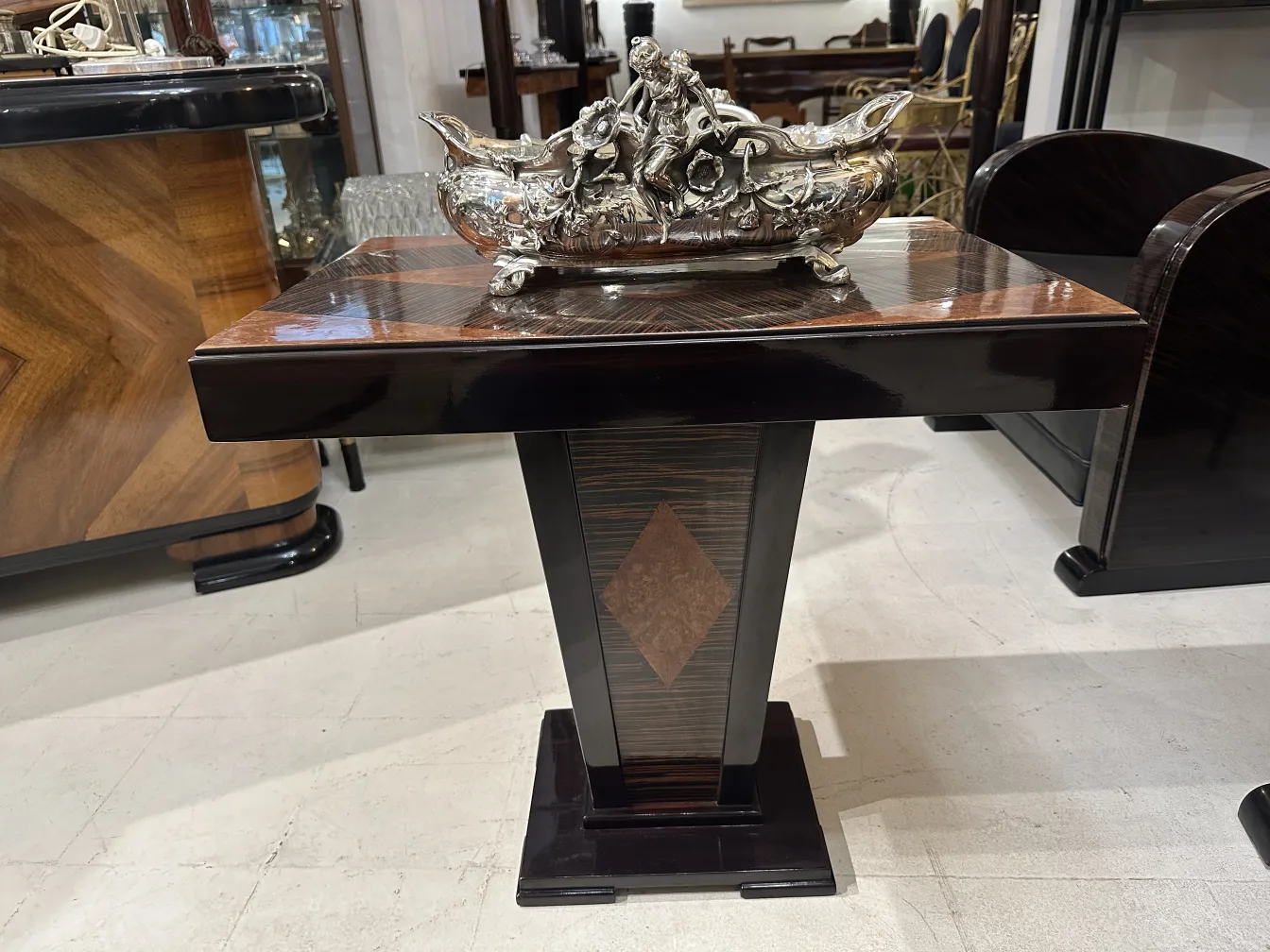 centro de mesa antigo em uma mesa elegante em um ambiente clássico