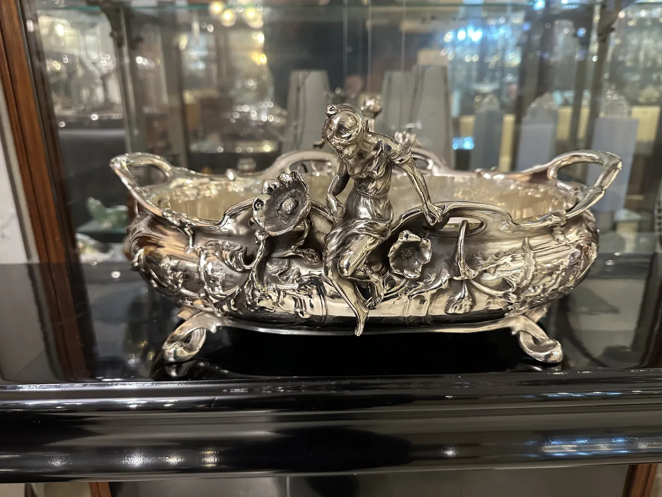 antik blumentöpfe mit dekorativen figuren