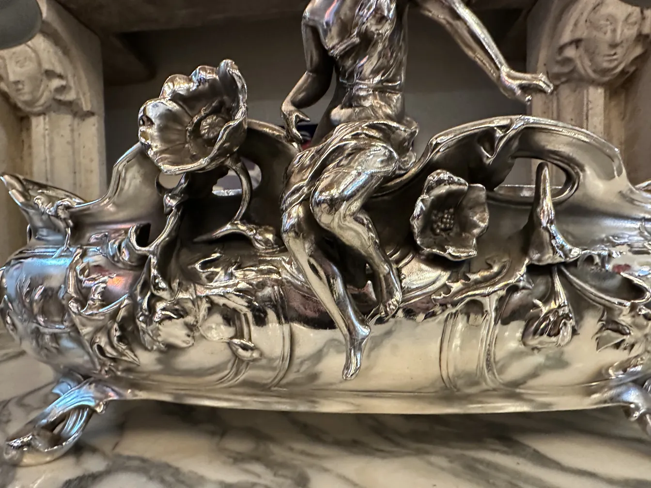 ancienne jardinière décorative avec des motifs floraux et figure