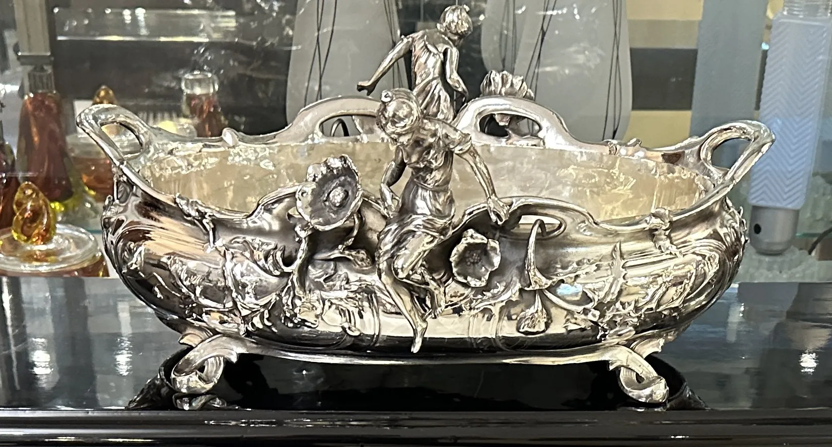 centro de mesa antigo com figuras em uma exibição elegante