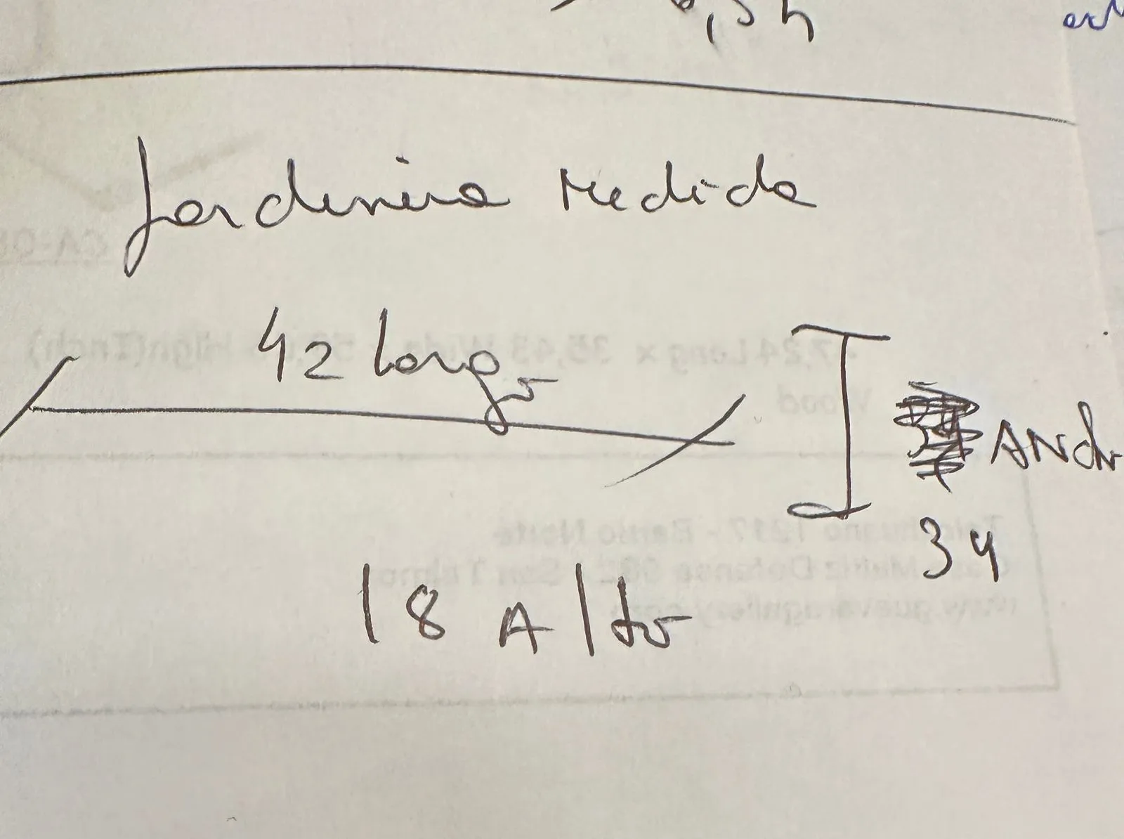 centro de mesa antigo com forma elegante e detalhes intrincados em um ambiente acolhedor