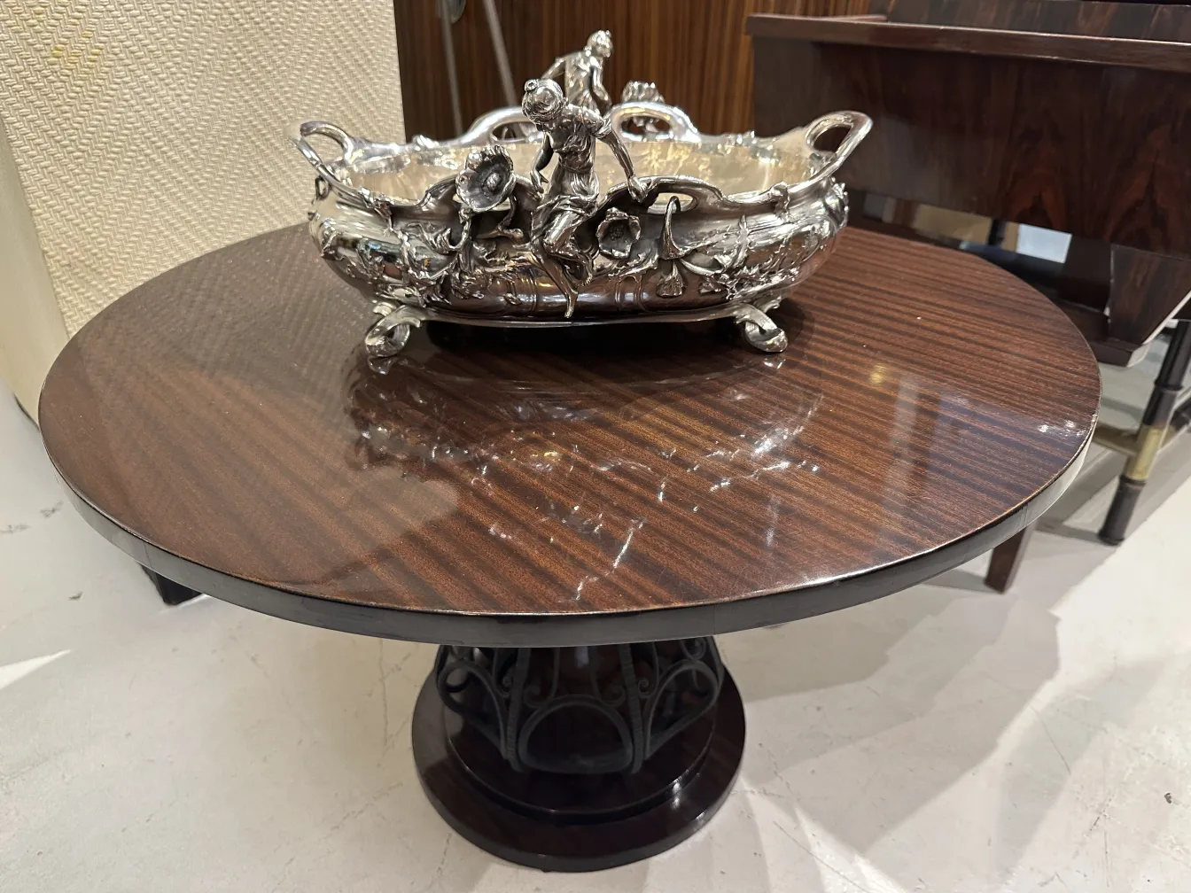 centrotavola antico decorativo con fiori su un tavolo scuro