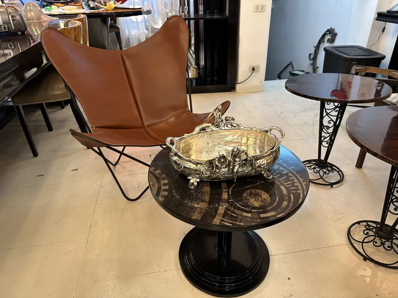 antiker blumentopf mit blumendekorationen auf einem tisch