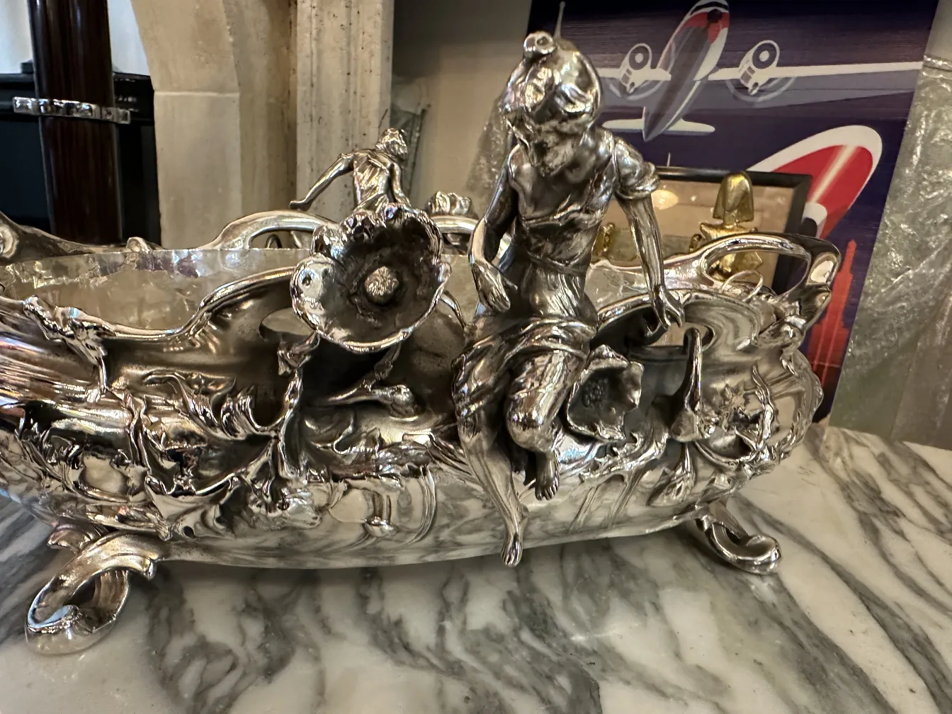 centro de mesa antigo com detalhes decorativos em relevo