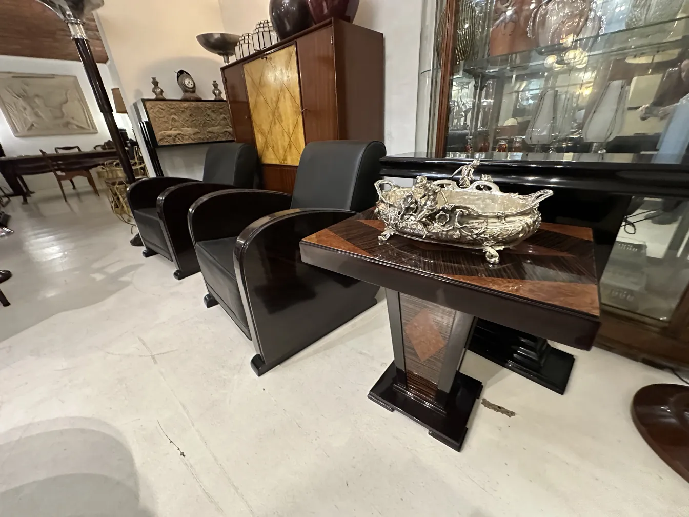 centro de mesa antigo em uma mesa elegante com cadeiras