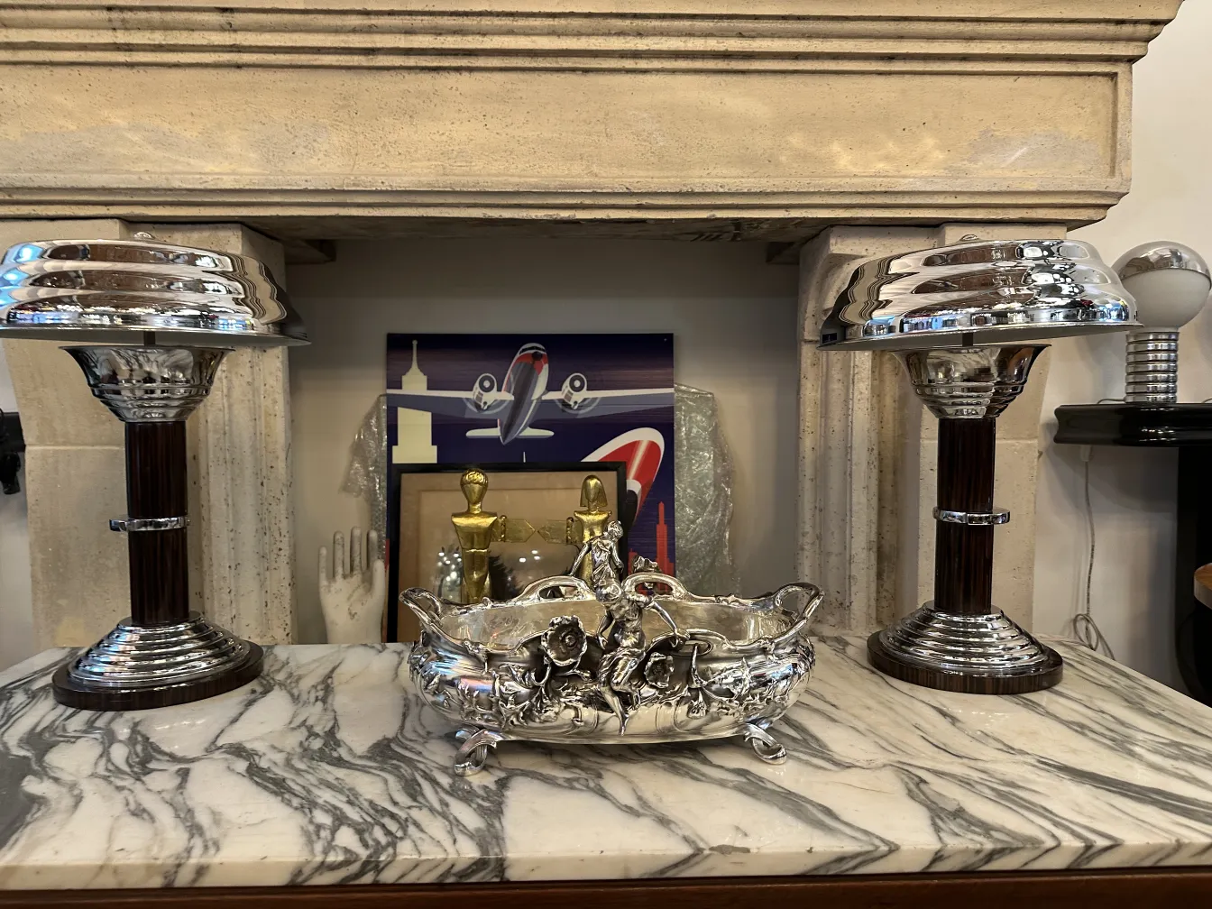 centre de table ancien avec détails décoratifs, lampes et ambiance classique