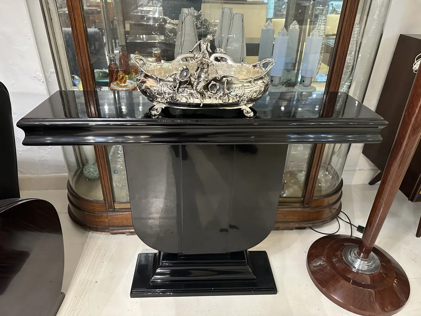 centrotavola antico decorativo su tavolo nero, elegante e dettagliato