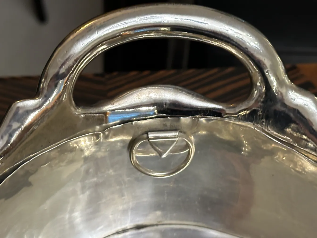 빛나는 디자인과 곡선형 손잡이를 가진 고대 중앙부 장식