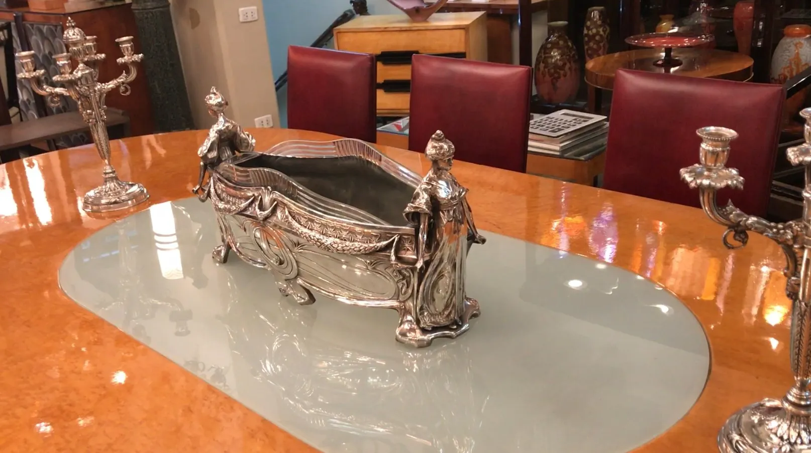 centro de mesa antigo WMF com figuras decorativas na mesa