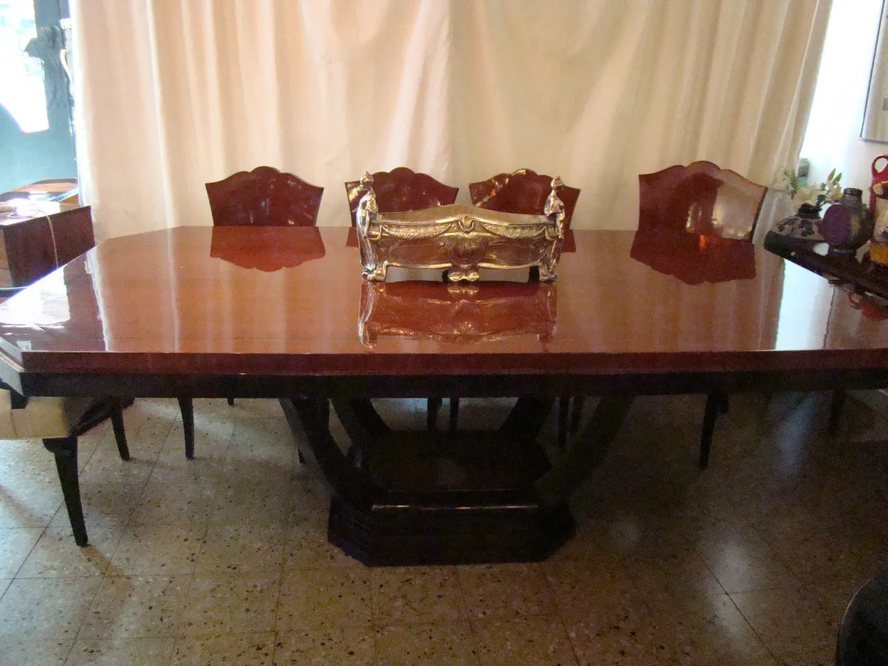 centrotavola antico WMF su tavolo con sedie