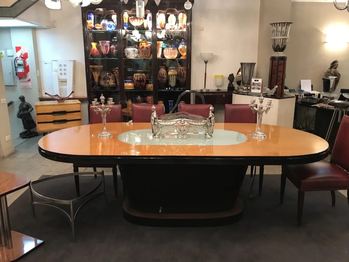 centre de table WMF avec chandeliers et chaises