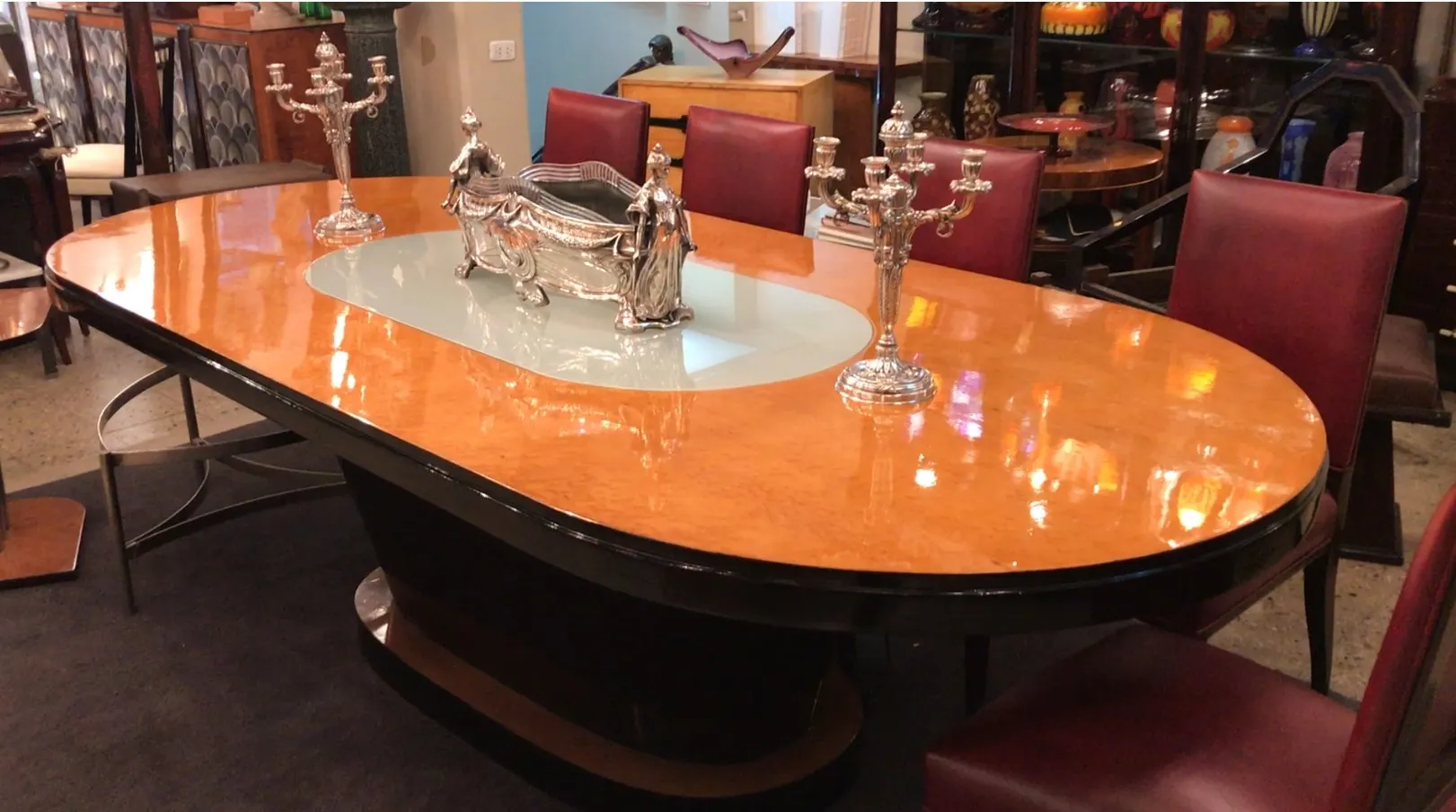 centre de table wmff sur une table ancienne avec chandeliers