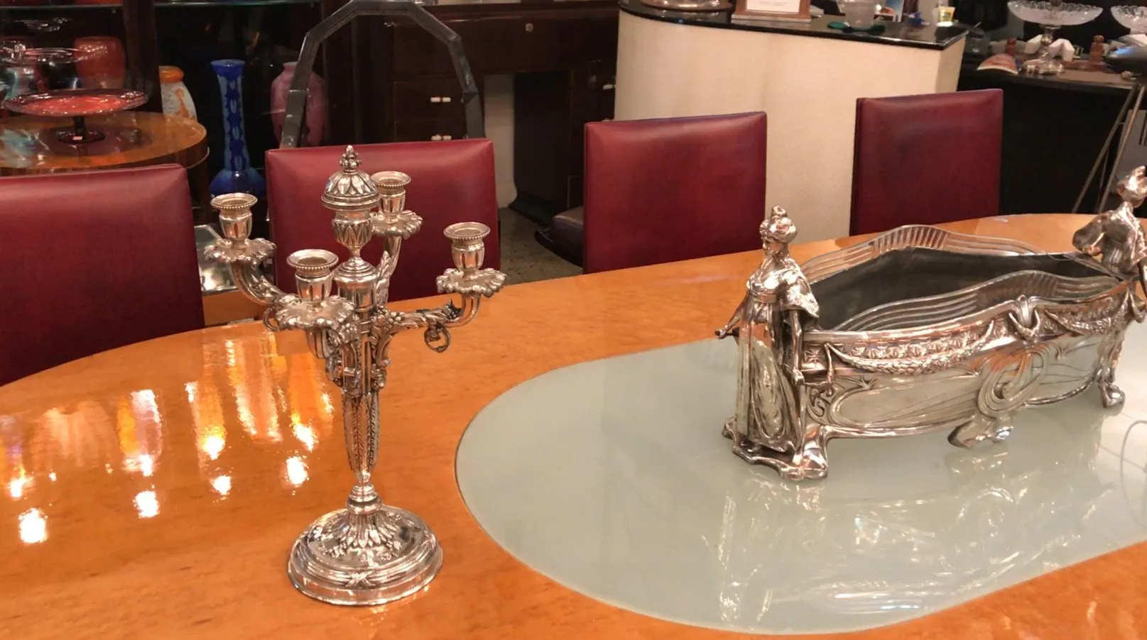 Centrotavola antico WMF che mostra eleganza accanto a un candelabro.