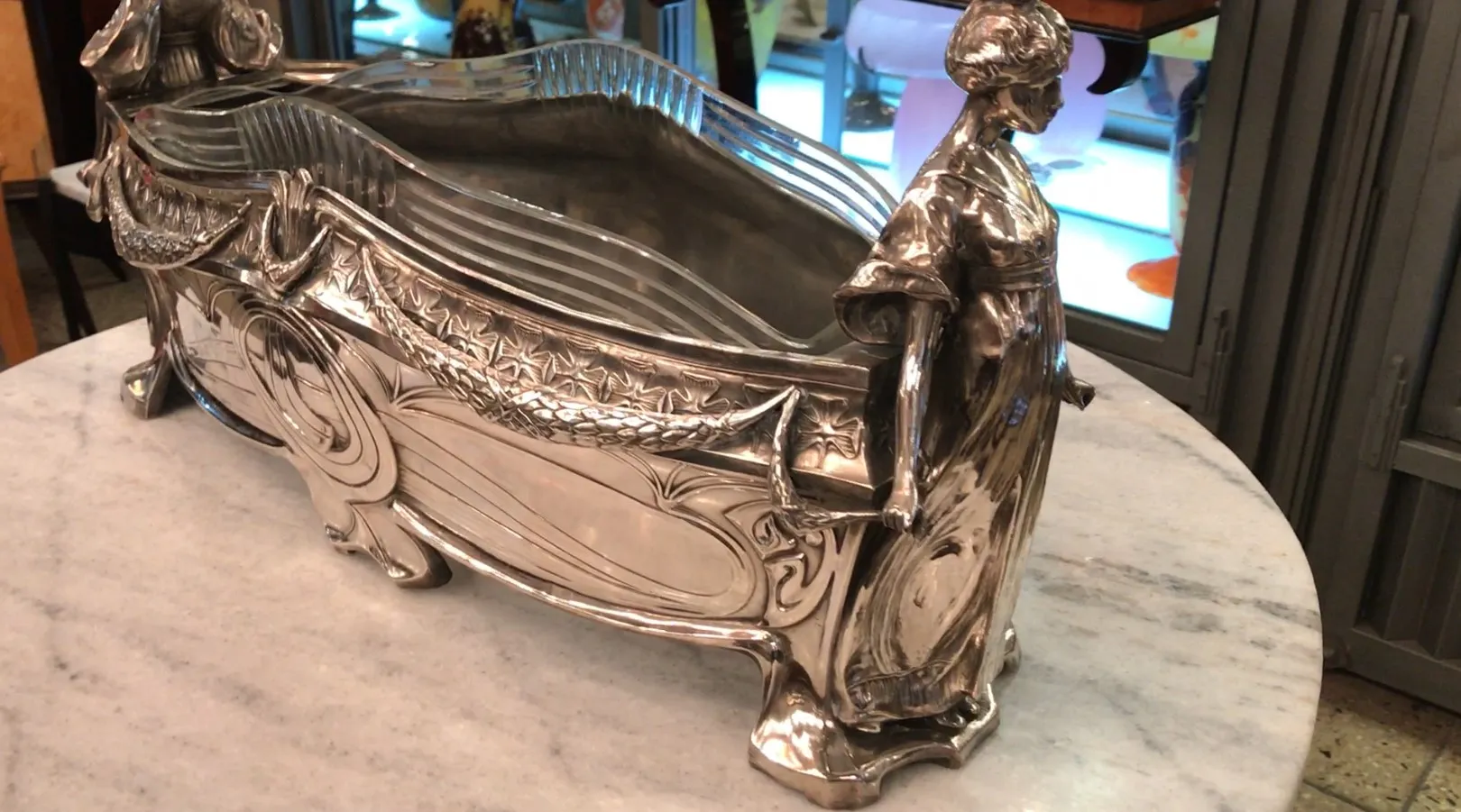 centrotavola antico WMF con figure decorative sui lati, ideale per decorare la tavola.