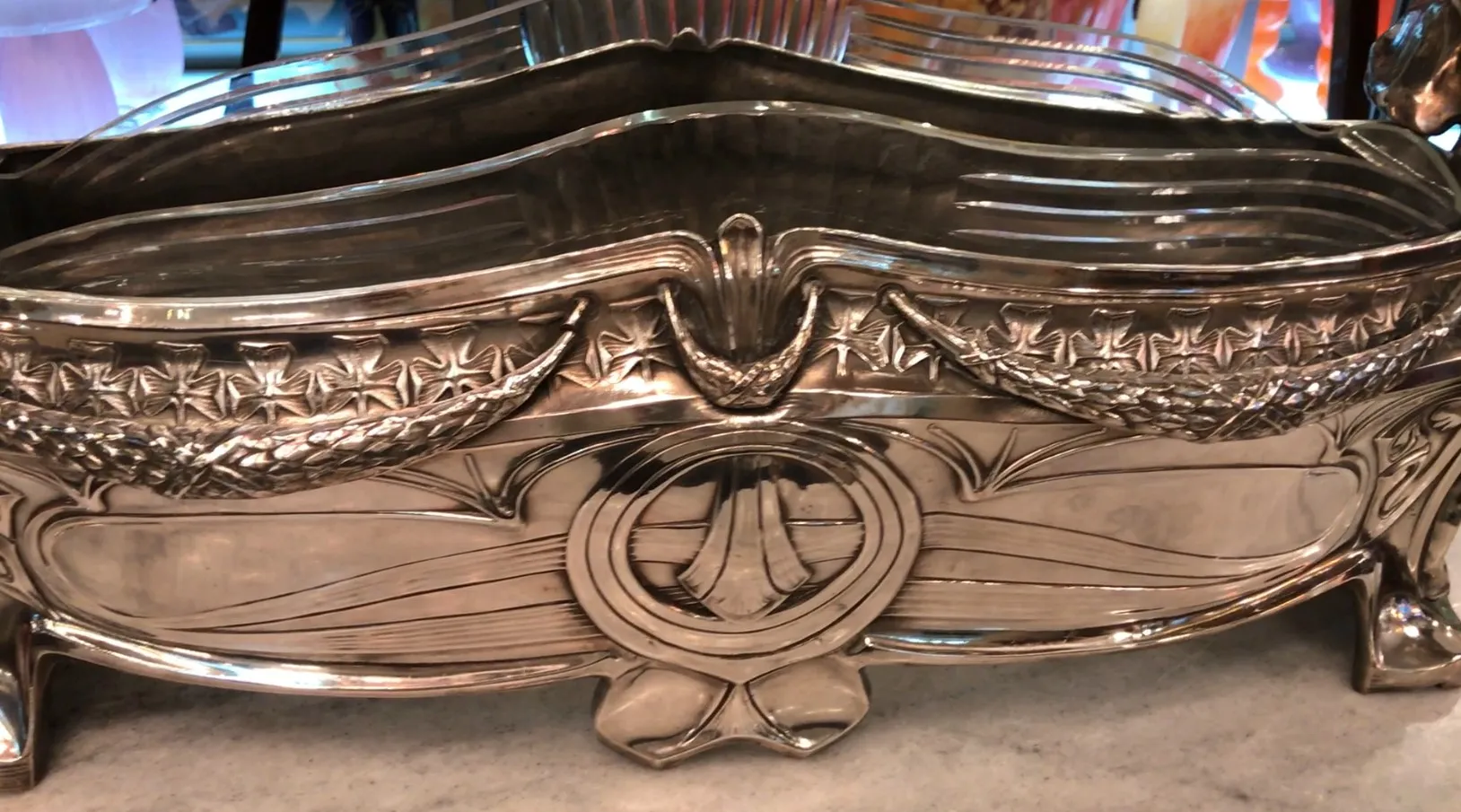 centre de table antique wmffor avec une décoration délicate sur la table